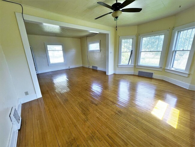 Building Photo - 1111 W 4th- 4 bedroom house