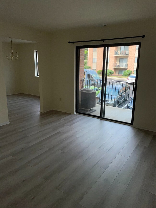 Foto del edificio - 1000 Spring Gate Rd