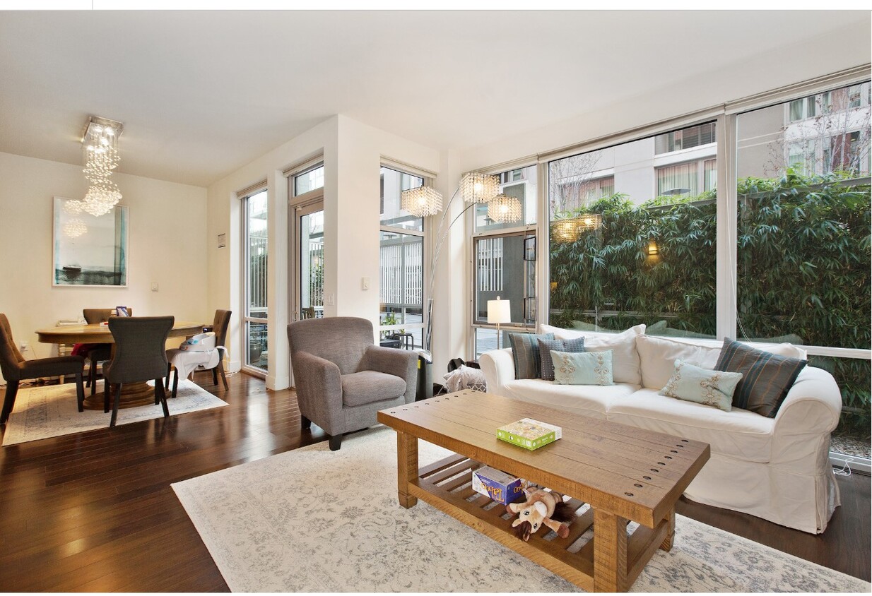 Spacious living area - 235 Berry St