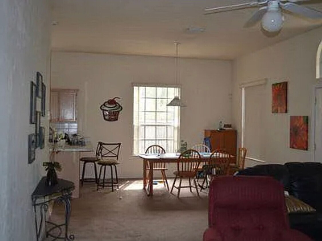 Building Photo - R0107