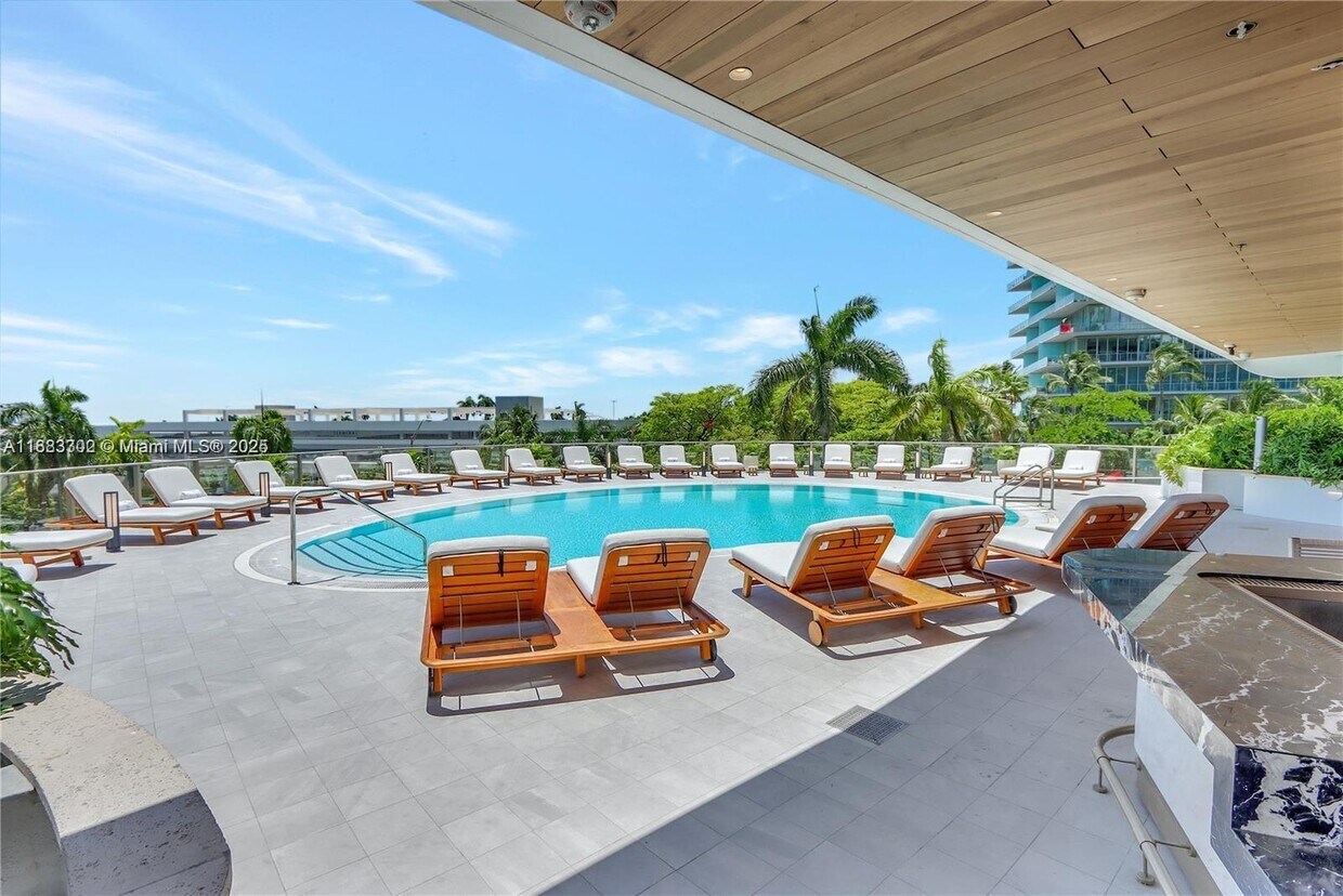 Primary Photo - 2655 S Bayshore Dr
