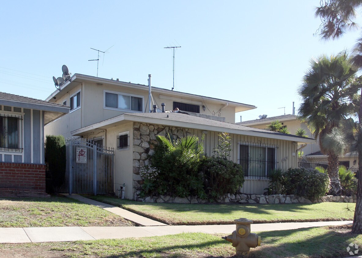 Foto del edificio - 10618 Crenshaw Blvd