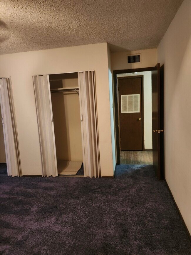 Dormitorio principal con medio baño - 3030 Congress Blvd