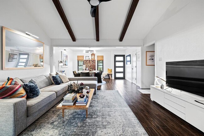Foto del edificio - 6903 Whispering Oaks Dr