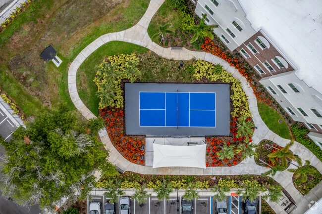 Courtyard & Tennis Court - The Legacy at Jordan Park