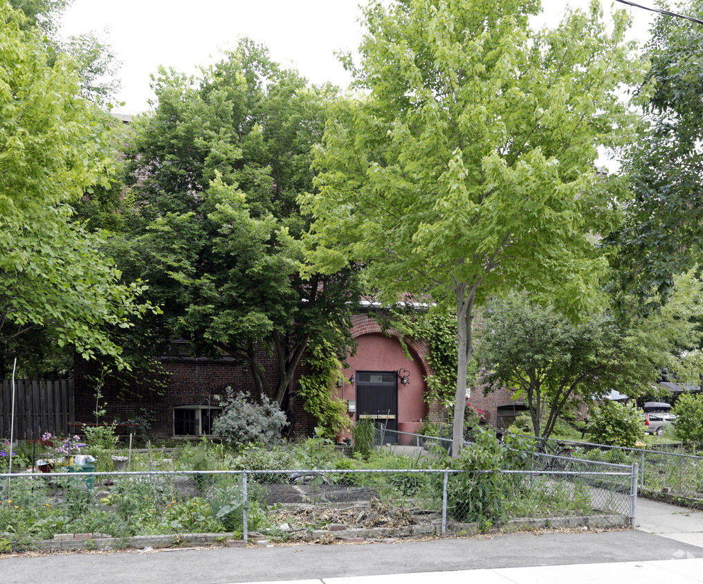 Building Photo - 331 Bartlett Ave