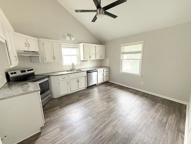 Building Photo - Nice Split Level in North Kansas City