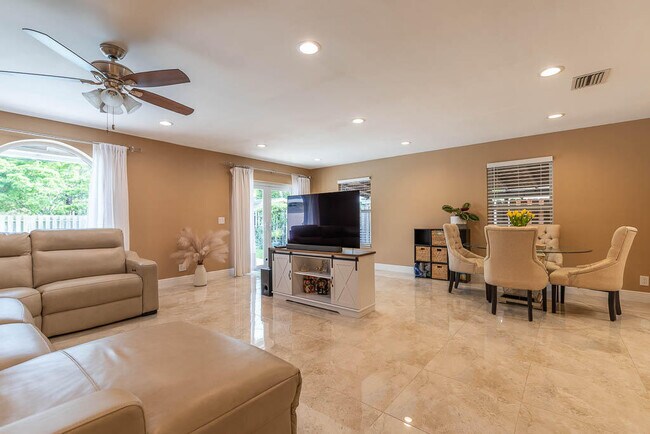 Foto del edificio - 5290 Pine Tree Dr