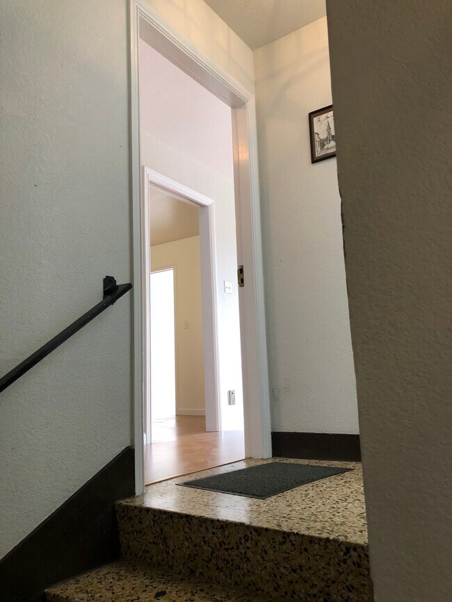 Unit Foyer - 3518 Cabrillo St