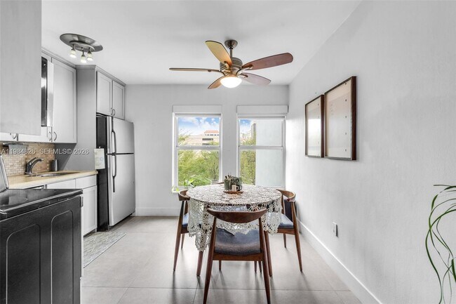 Building Photo - 820 Salzedo St