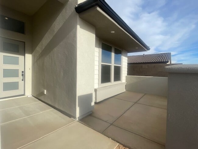 Building Photo - Coral Canyon Beauty!