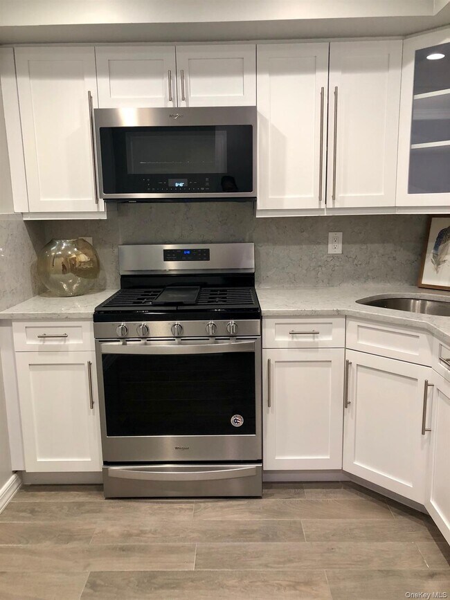 Foto del edificio - 10 Westwood Dr