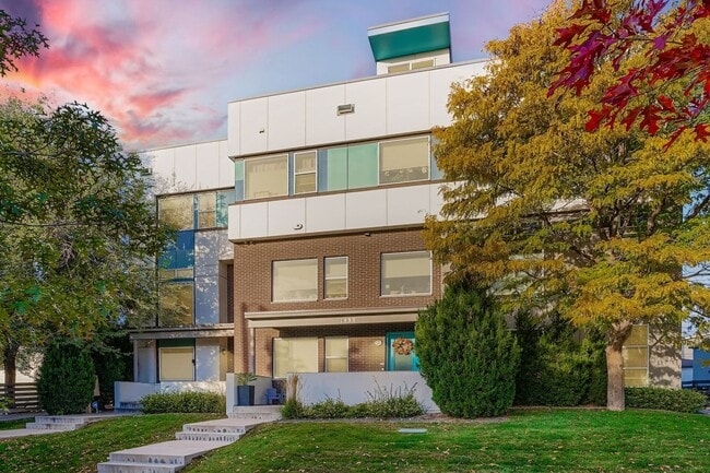 Views for Days! Rooftop Retreat Near Sloan... - Views for Days! Rooftop Retreat Near Sloan... House