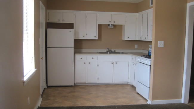 Kitchen - 910 Wiley Ave