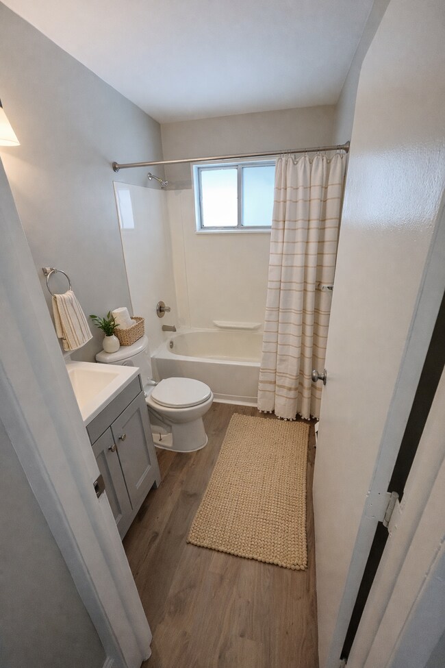 Foto del edificio - 10660 E Holly Rd