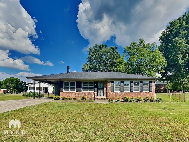 Building Photo - 877 Twin Lake Dr NE