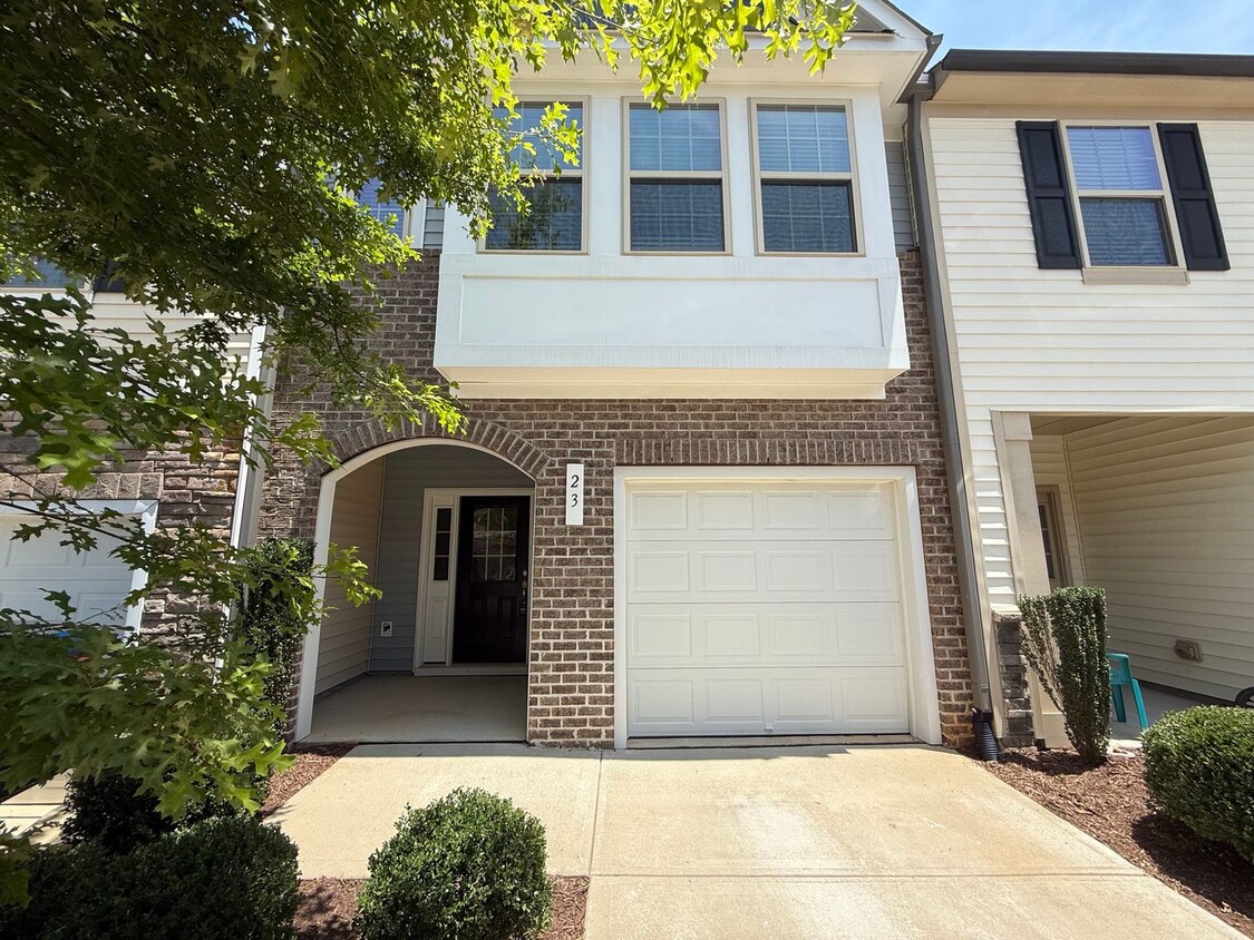 Foto principal - Excellent 3BD, 2.5BA Clayton Townhome Near...