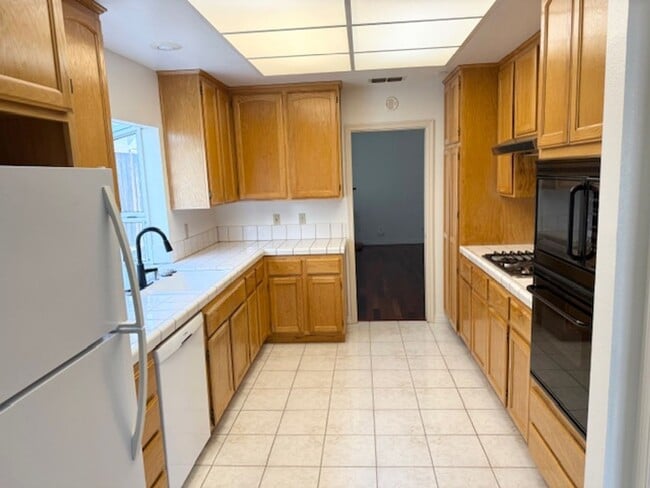 Building Photo - Castro Valley Modern Hillside House 3 bed. 2.5 bath, Close to Bart