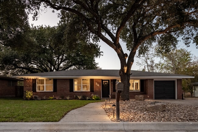 Foto del edificio - 214 Helena St