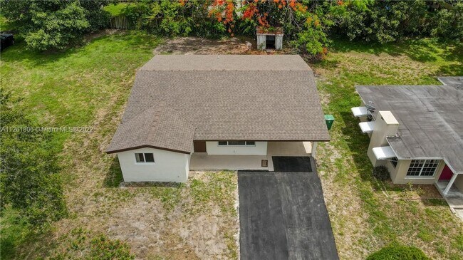 Building Photo - 4460 SW 59th Ct