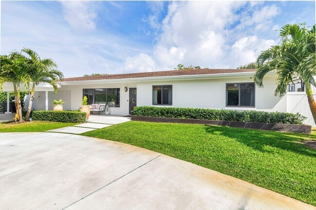 Building Photo - 7700 Pine Tree Ln