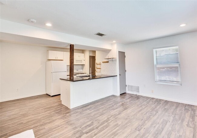 Building Photo - 7305 Grand Canyon Dr