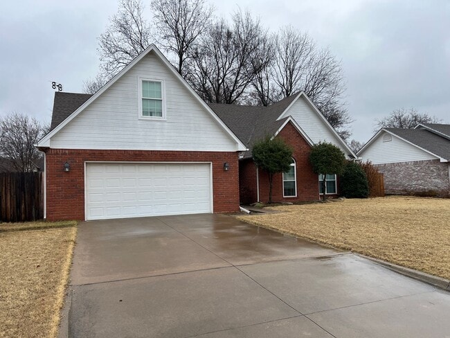 Building Photo - 4 Bedroom 2 bath