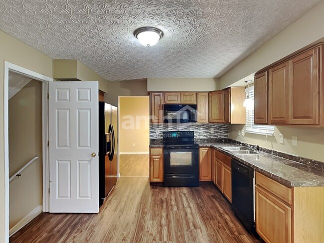 Building Photo - 4460 Landmark Rd