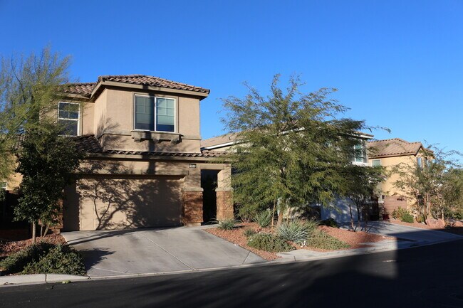 Building Photo - SHOWINGS AVAILABLE NOW