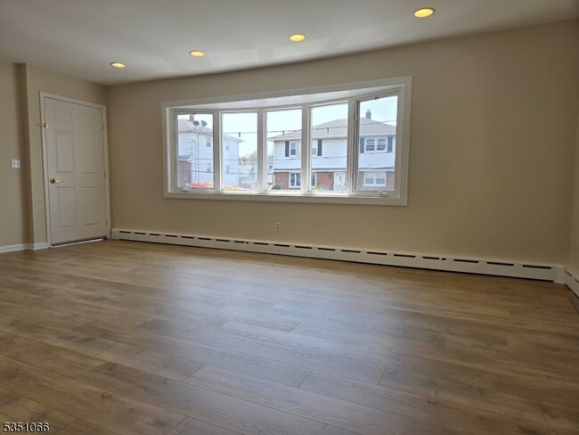Building Photo - 94 Rose Pl