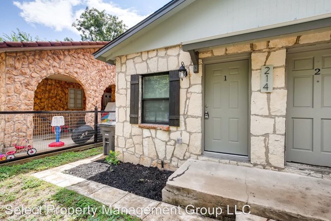 Building Photo - 2 br, 1 bath Apartment - 214 Benita  Unit 1