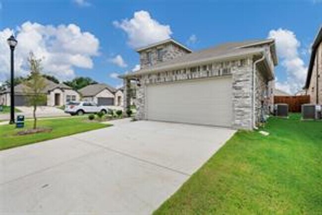 Building Photo - Spacious 3BR/2.5BA Home Near Parks, Dining & Community Pool