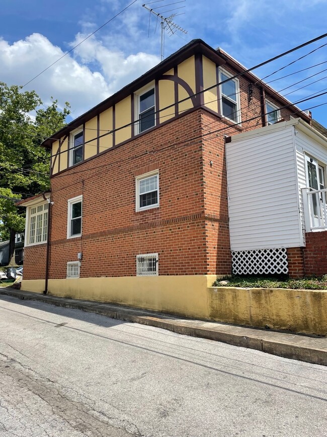 Building Photo - 306 W Freedley St