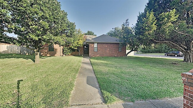 Building Photo - 1616 Shadybrook Ln
