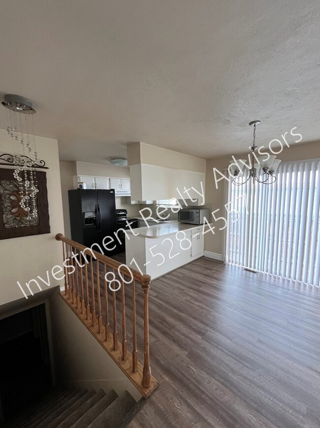 Building Photo - Spacious Duplex in Holladay!