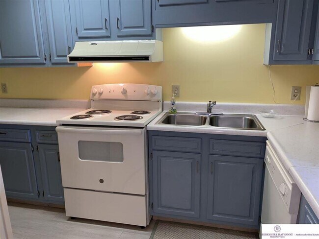 Building Photo - 2820 N 66th Ave #212