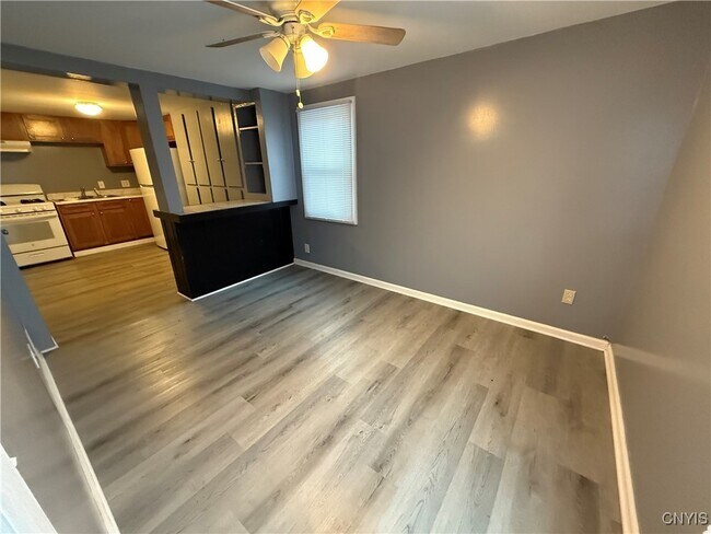 Foto del edificio - 127 1/2 Matty Ave