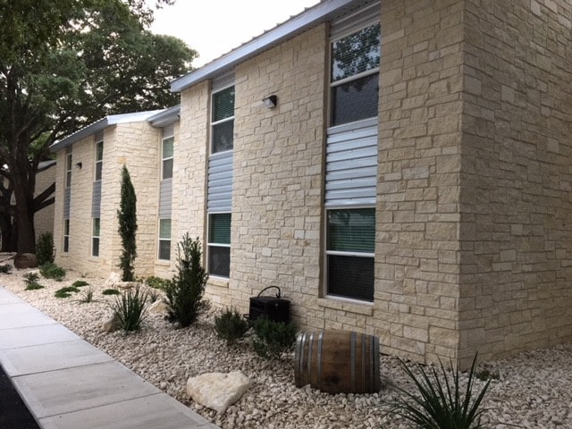 Building Photo - 1003 E Hwy St