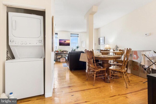 Foto del edificio - 321-23 N Front St