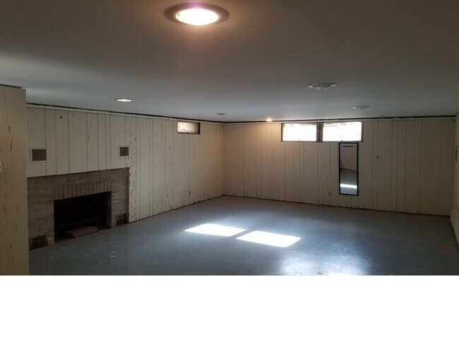 Building Photo - 207 W Vermont Ave
