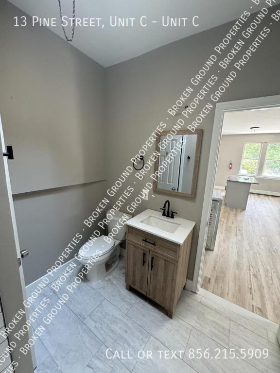 Building Photo - 13 Pine St