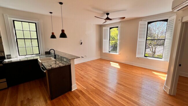 Sala de estar - 105 E Church St
