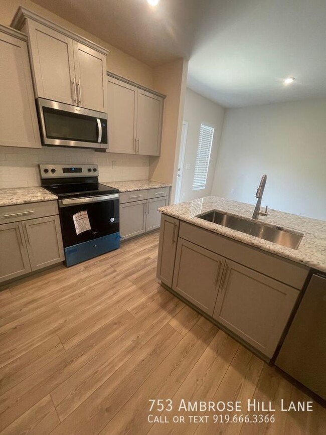 Building Photo - Charming 3 Bedroom Home