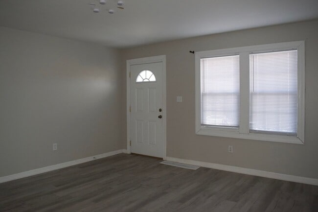 Building Photo - Conveniently Located 3 Bed 2 Bath House