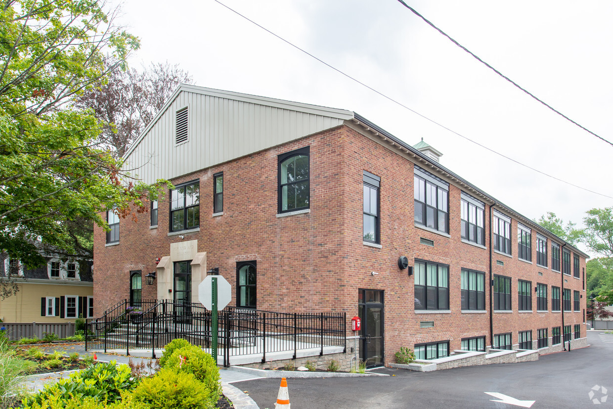 Schoolhouse Commons - Apartments in Reading, MA | Apartments.com