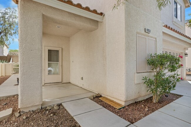 Building Photo - Gorgeous home with new flooring throughout and a Community Pool!