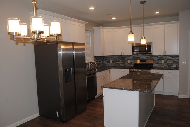 Building Photo - 454 Lewis St