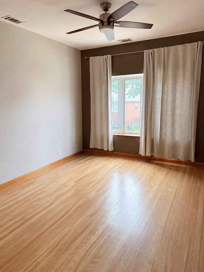 Sala de estar - 2.º piso - 2822 W 40th St