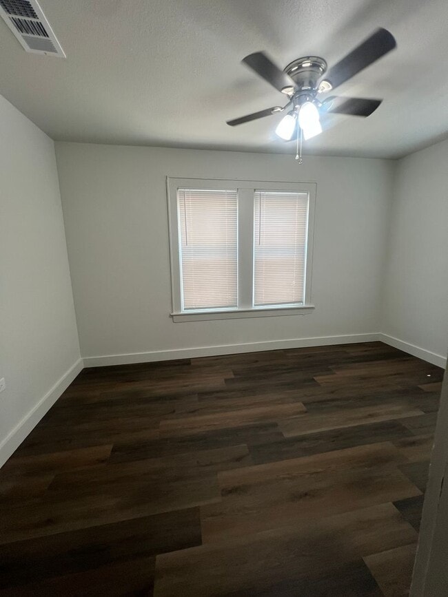 Building Photo - Updated 2 Bed 1 Bath