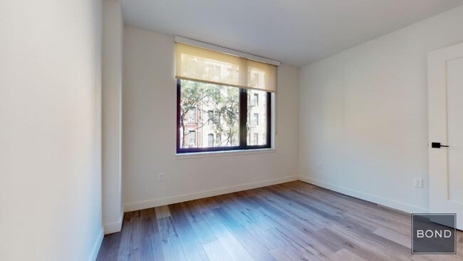 Building Photo - 350 W 45th St